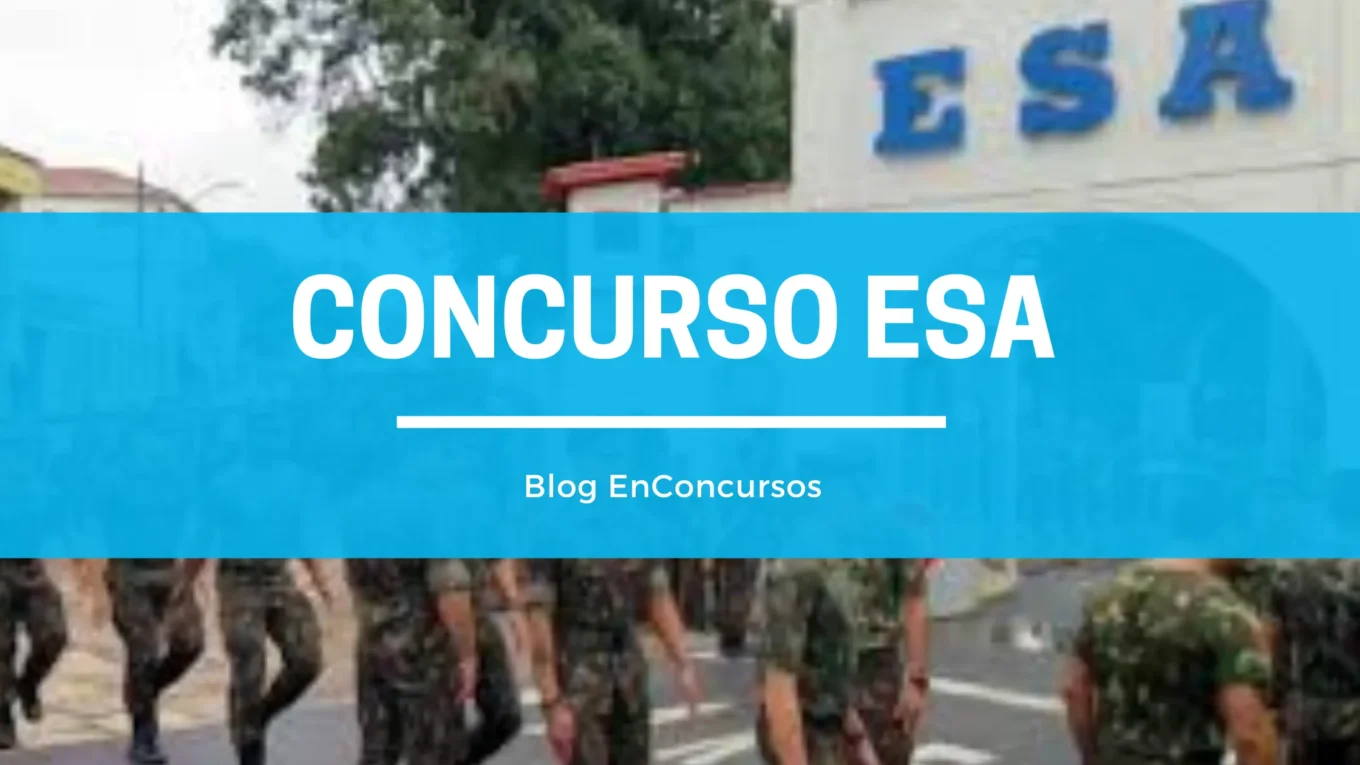 foto de alunos soldados em marcha da escola de sargentos das armas em frente ao prédio com texto sobre Concurso ESA