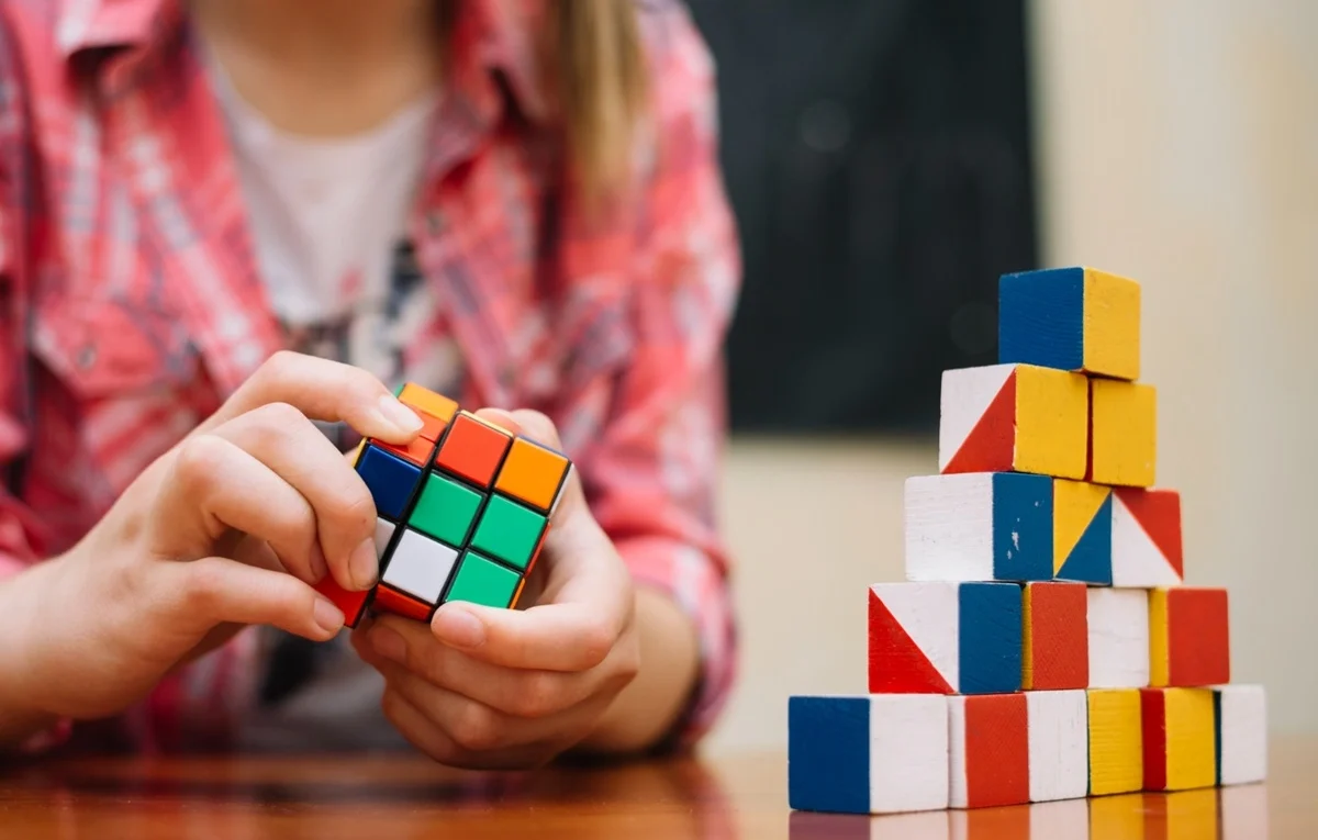 imagem de uma pessoa resolvendo cubo mágico - Raciocínio Lógico para Concursos