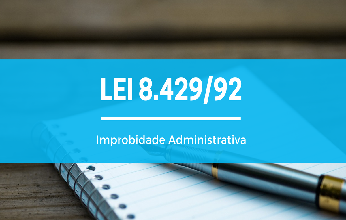 imagem de um caderno e caneta sobre uma mesa com texto Lei 8.429/02 - Improbidade Administrativa