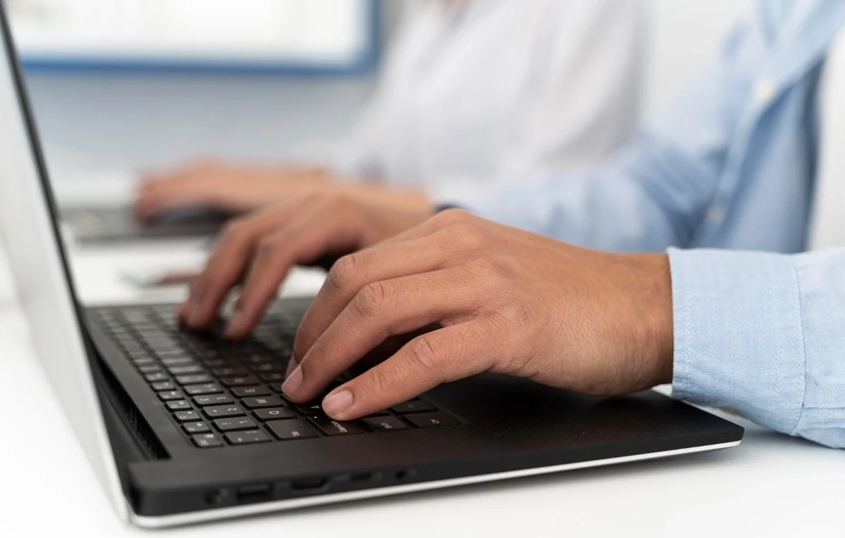 imagem de um homem digitando em um notebook