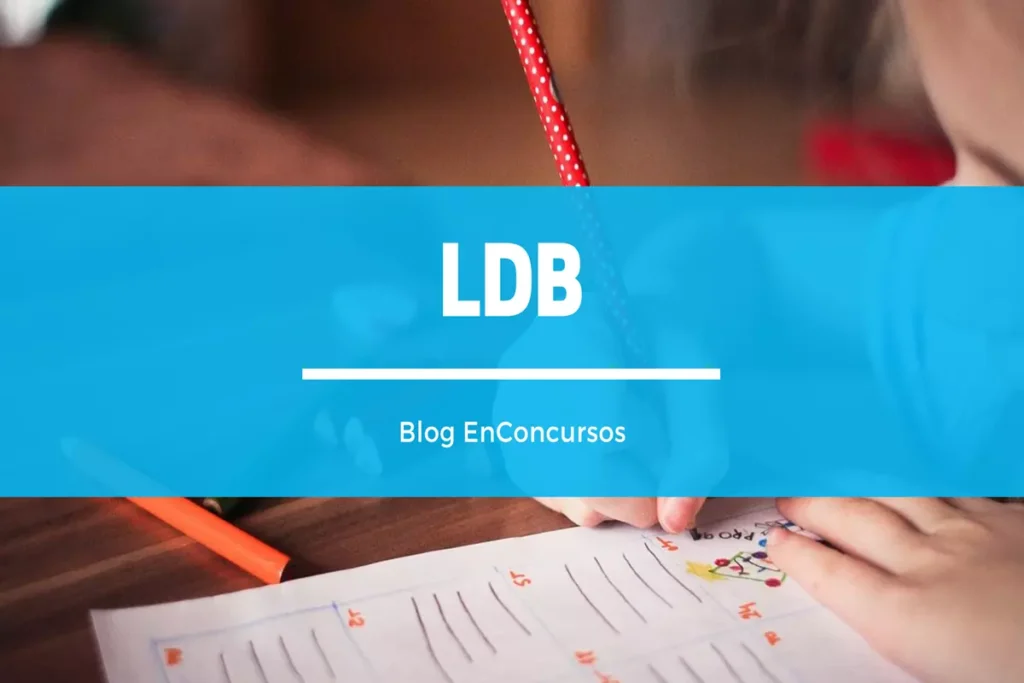 criança sentada em sala de aula com lápis na mão com texto sobre a imagem: LDB - Blog EnConcursos