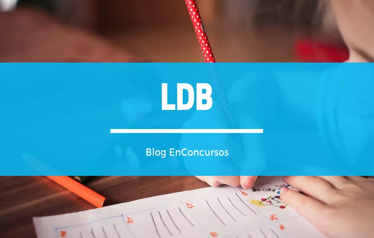 criança sentada em sala de aula com lápis na mão com texto sobre a imagem: LDB - Blog EnConcursos