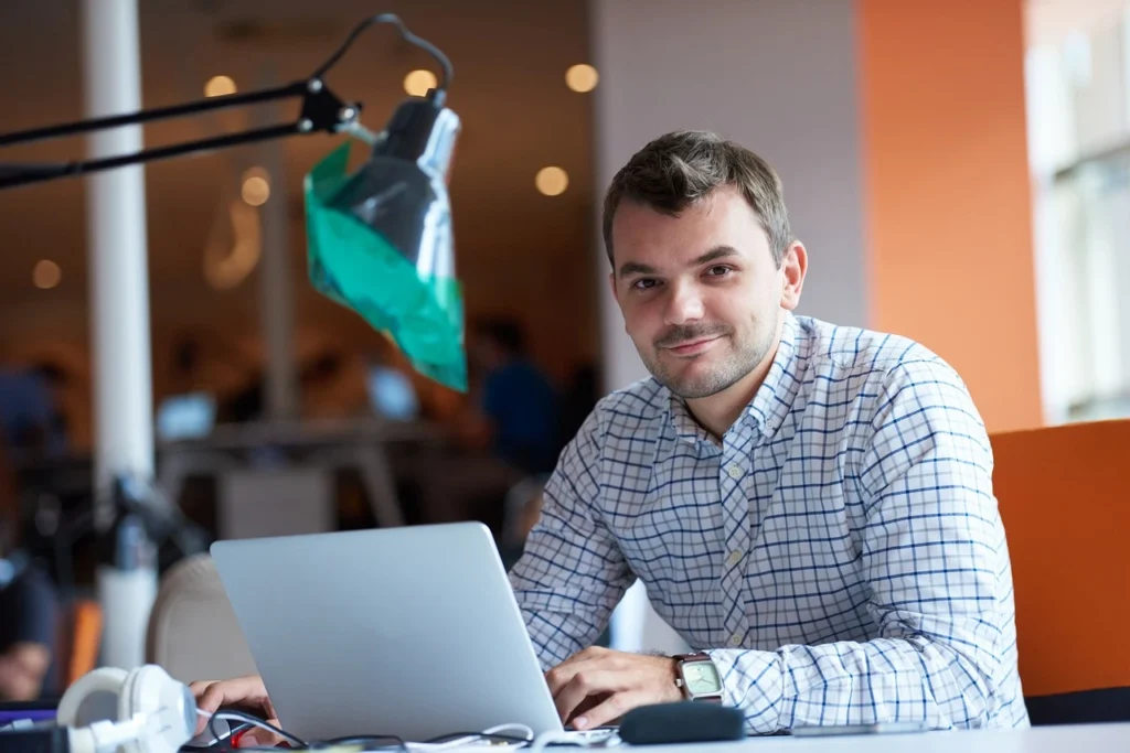 homem-de-camisa-social-sentado-digitando-em-seu-laptop-quanto-ganha-um-concursado-bnb