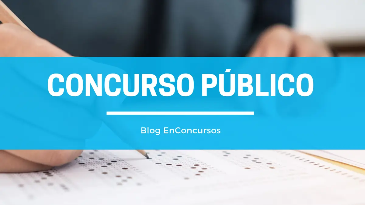 Foto de uma mão preenchendo um gabarito de questões com texto sobre Concurso Público