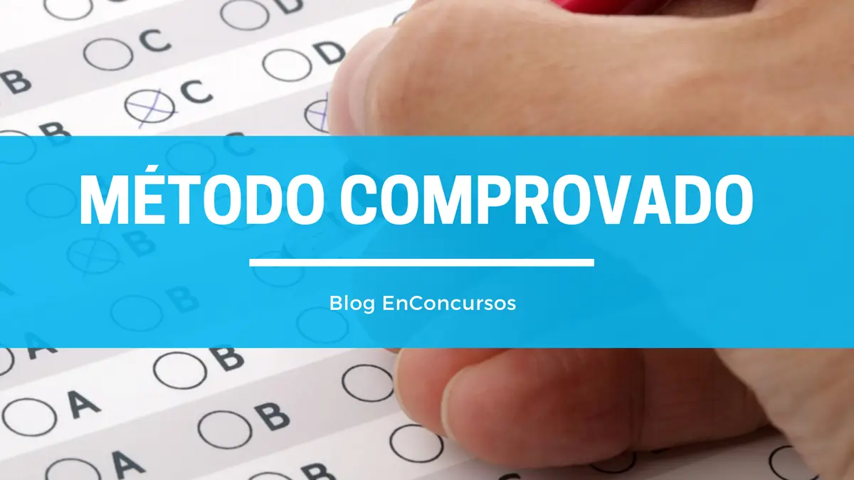 fot de uma mão segurando lápis preenchendo um gabarito de prova, com texto sobre Método Comprovado
