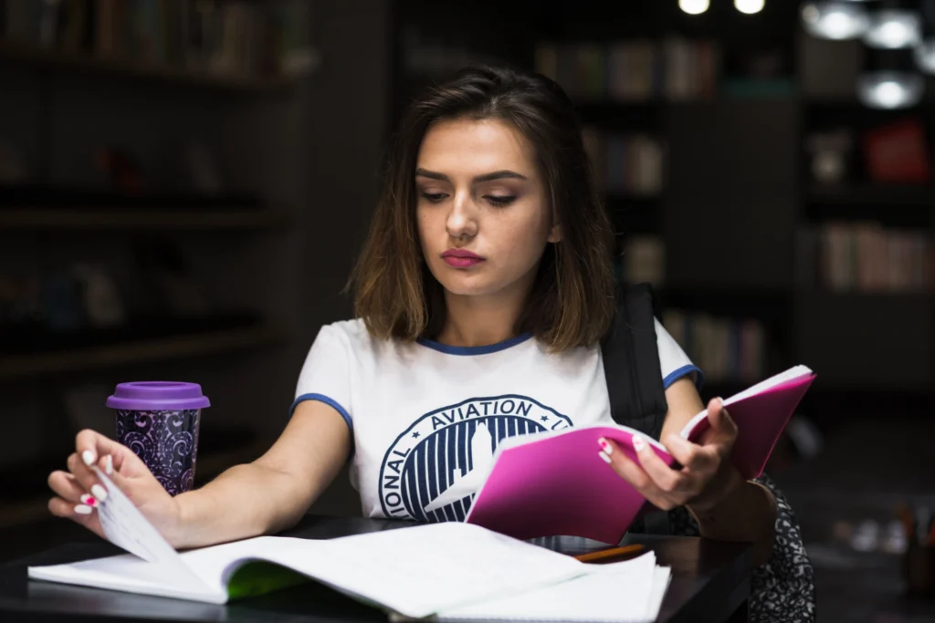 imagem de uma mulher jovem em uma biblioteca estudando