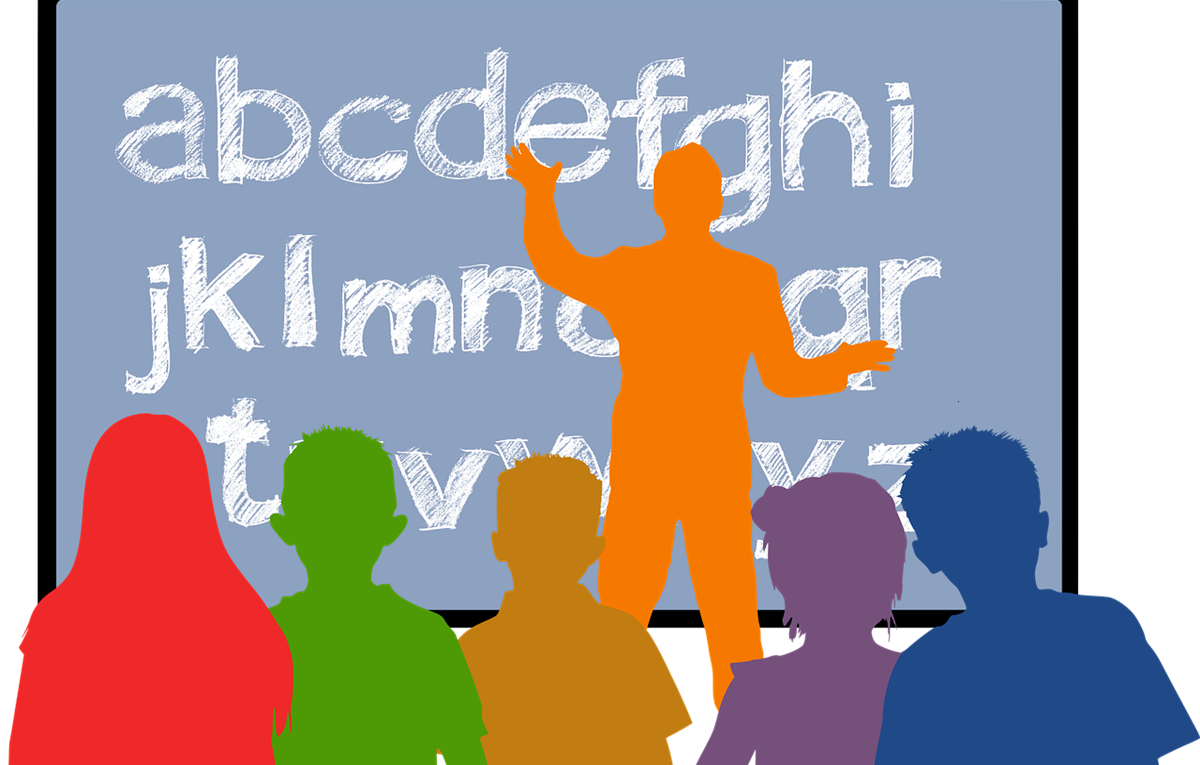 imagem de uma sala de aula com silhueta de professor e alunos, ao fundo quadro