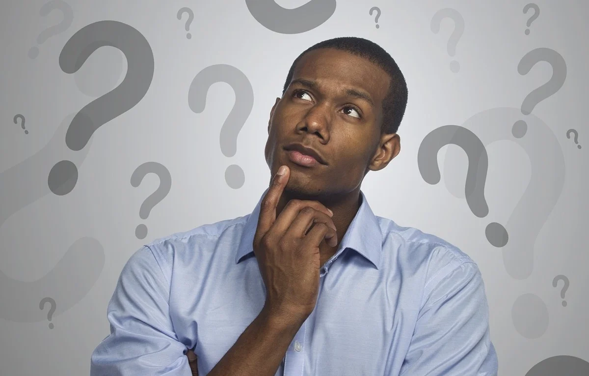 imagem de um homem com a mão no queixo esboçando dúvida
